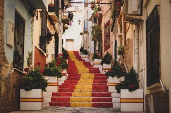 Steps painted like the Spanish flag.